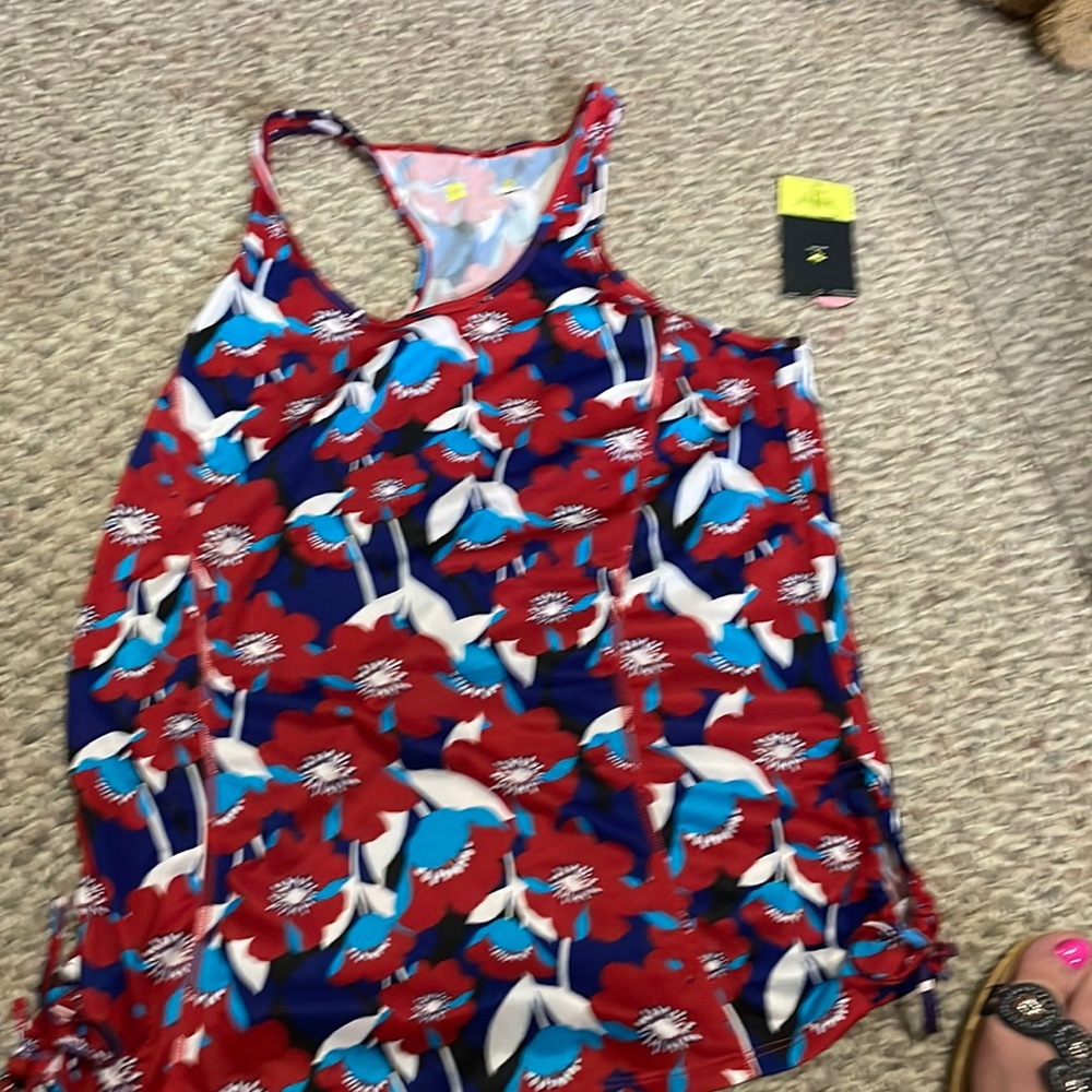 Women’s xersion red floral tank size medium new with tags